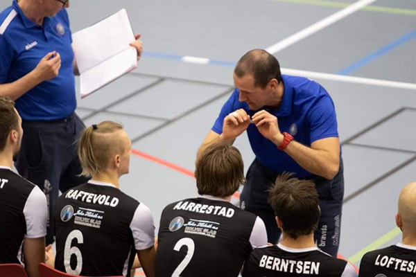 Trener Branislav Đurić sa ekipom Førde Volleyballklubb Trener Branislav Đurić sa ekipom Førde Volleyballklubb