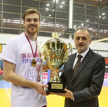 Zoran Gajić predaje šampionski pehar Zoran Gajić predaje šampionski pehar